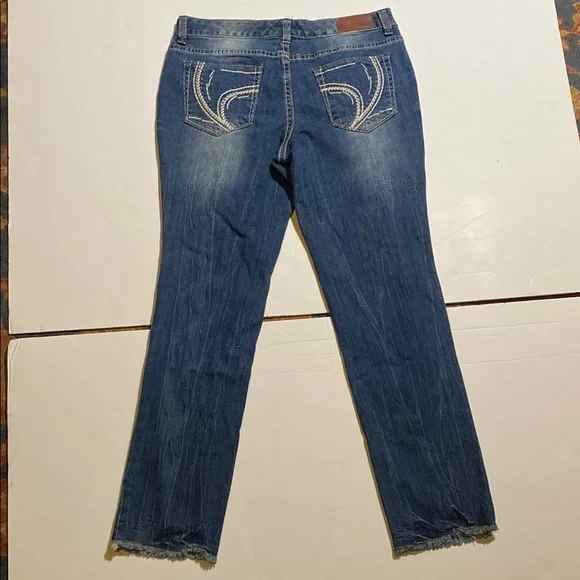 Ariya Blue Ankle Cropped Jeans with Distressed Details. Decorative pockets. - Picture 3 of 7